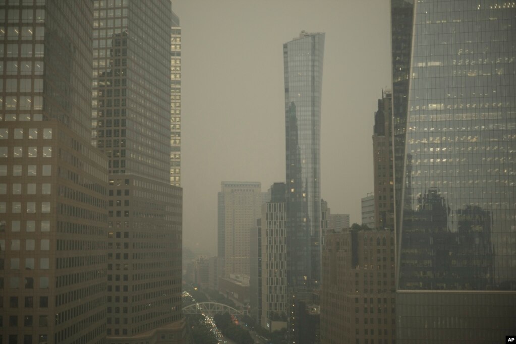 Los relucientes edificios de Manhattan muestran un aspecto gris y opaco a causa del humo. Ciudadanos describieron el olor del aire similar al de una fogata y señalaron que, incluso, con las puertas cerradas se podía sentir. [Foto: AP]