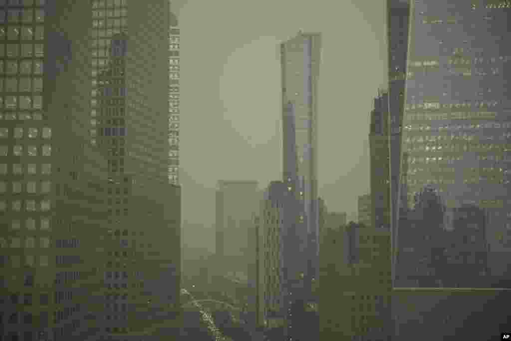 Los relucientes edificios de Manhattan muestran un aspecto gris y opaco a causa del humo. Ciudadanos describieron el olor del aire similar al de una fogata y señalaron que, incluso, con las puertas cerradas se podía sentir.&nbsp;[Foto: AP]