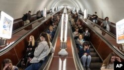 La gente se pone a cubierto en una estación de metro durante un ataque con cohetes rusos en Kiev, Ucrania, el lunes 29 de mayo de 2023. (Foto AP/Evgeniy Maloletka)