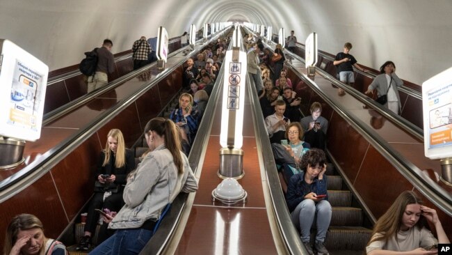 La gente se pone a cubierto en una estación de metro durante un ataque con cohetes rusos en Kiev, Ucrania, el lunes 29 de mayo de 2023. (Foto AP/Evgeniy Maloletka)