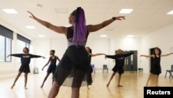 Ruth Essel of Pointe Black Ballet School teaches finishing positions in south London, Britain, July 22, 2023. Essel sees it as a safe space for Black dancers and a way to create a network of studios, dancers, and teachers. (REUTERS/Alishia Abodunde) 