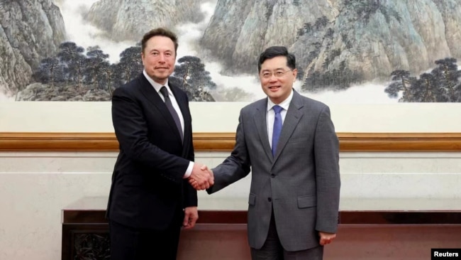 일론 머스크(왼쪽) 테슬라 최고경영자(CEO)와 친강 중국 외교부장 겸 국무위원이 30일 베이징에서 회동하고 있다. (중국 외교부 제공)