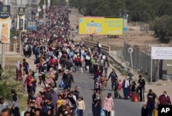 Ribuan warga Palestina mengungsi ke Jalur Gaza selatan di sepanjang Jalan Salah al-Din di Bureij, Jalur Gaza, Kamis 9 November 2023.