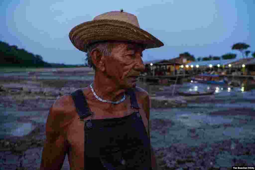 O pescador Stelio Rodrigues, 72, mora no rio Puraquequara há mais de 30 anos e não se lembra de ter visto as águas baixarem tanto quanto neste ano, em Manaus, 3 de outubro de 2023.