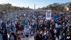 Sekitar sepuluh ribu orang berkumpul di National Mall di Washington, pada 14 November 2023, untuk menunjukkan solidaritas terhadap Israel dalam acara March for Israel. (Foto: AP/Mark Schiefelbein)
