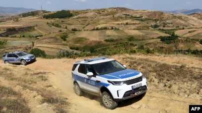 Greek Police Arrest 6 Alleged Migrant Traffickers, Hunting 7 More