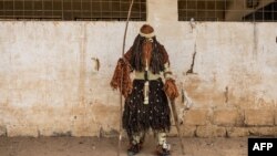 Une mascarade de la tribu des Peuls lors du festival du Kankurang à Janjanbureh, le 27 janvier 2024. (Photo MUHAMADOU BITTAYE / AFP)