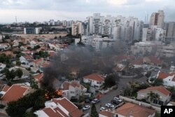 Dim se diže nakon što je raketa ispaljena iz Pojasa Gaze pogodila kuću u Aškelonu, na jugu Izraela, u subotu, 7. oktobra 2023. (AP Photo/Tsafrir Abayov)