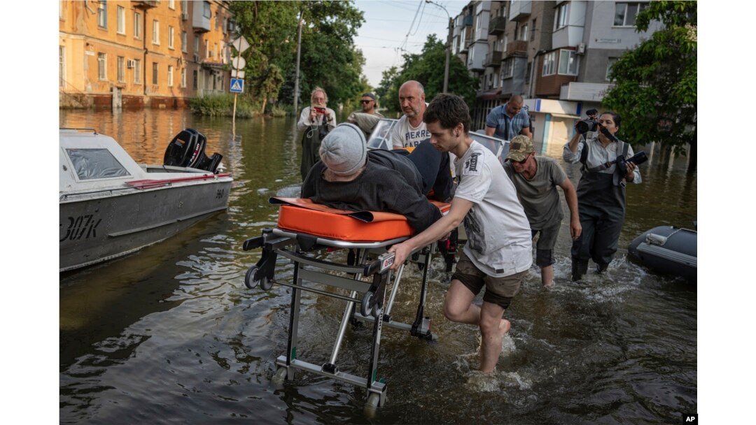 Evakuacija ugroženog stanovništva iz poplavljenog Hersona.