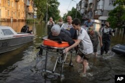 Evakuacija ugroženog stanovništva iz poplavljenog Hersona.