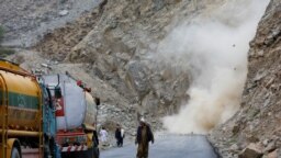 ILUSTRASI - Warga melemparkan batu-batu untuk menghalangi lalu lintas di Jalan Raya Karakoram saat protes menuntut kompensasi atas tanah mereka yang digunakan untuk Proyek Pembangkit Listrik Tenaga Air dekat Basha, Pakistan, 6 Oktober 2023. (REUTERS/ Akhtar Soomro)