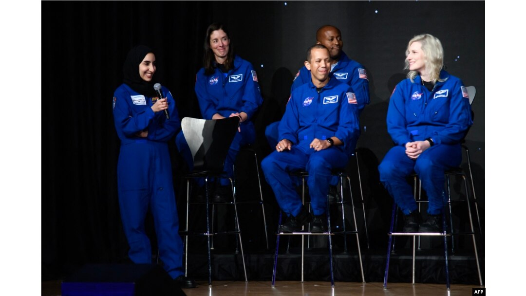 Nora Al Matrooshi (kiri) berbicara saat upacara wisuda calon astronot Artemis NASA di Johnson Space Center, Houston, Texas, 5 Maret 2024. (Mark Felix / AFP)