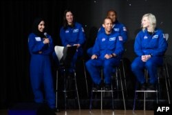 Nora Al Matrooshi (kiri) berbicara saat upacara wisuda calon astronot Artemis NASA di Johnson Space Center, Houston, Texas, 5 Maret 2024. (Mark Felix / AFP)