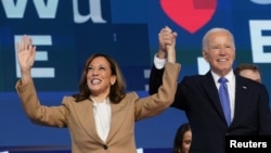 O Presidente Joe Biden e a vice-presidente Kamala Harris na Convenção Nacional Democrática (DNC) em Chicago, a 19 de agosto de 2024.