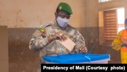 Le président de Transition, le Colonel Assimi Goita, a voté dimanche, à 8 heures du matin au Camp Militaire de Kati. (Photo : Présidence malienne)