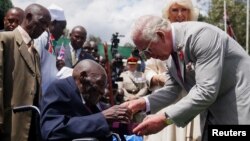 Mfalme Charles III na Malkia Camilla walipokutana na mkongwe Samwel Nthigai Mburia ambaye anaaminika kuwa na umri wa miaka 117 huko Nairobi. Picha na REUTERS/ Victoria Jones.