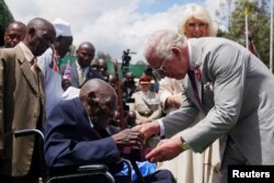 Raja Charles III dan Ratu Camilla menyalami veteran Samwel Nthigai Mburia di Nairobi, Kenya, 1 November 2023. (REUTERS/Victoria Jones)