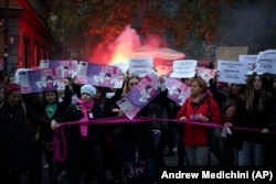 Para pengunjuk rasa menentang kekerasan terhadap perempuan (KDRT), di Roma, Sabtu, 23 November 2019. (AP Photo/Andrew Medichini)