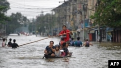 ပဲခူးမြို့မှာ ရေကြီးနေတဲ့ မြင်ကွင်း October 9, 2023 (Photo by Sai Aung MAIN / AFP)