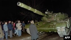 资料照片：1991年1月13日清晨，道诺拉维修斯医生站在苏联坦克前。（法新社）