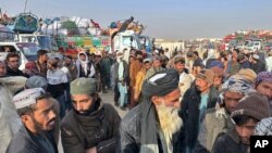 阿富汗难民在巴基斯坦的查曼边境口岸等待返回阿富汗。（2023年11月1日）