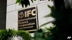 যুক্তরাষ্ট্রের ওয়াশিংটনে ইন্টারন্যাশনাল ফাইন্যান্স কর্পোরেশন ভবনের প্রবেশদ্বার৷ (ফাইল ছবি) 