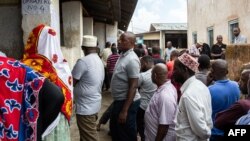 Watu wakiwa katika foleni ya lupigia kura huko Zanzibar Octoba 28, 2020. Picha na Patrick Meinhardt / AFP. 