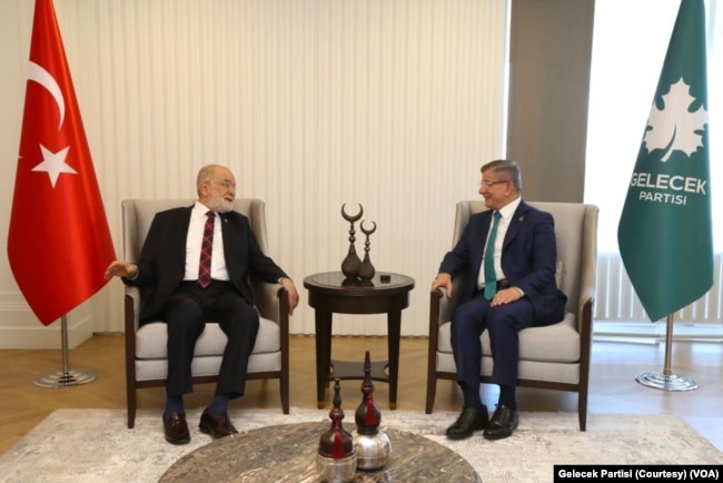 Saadet Partisi Genel Başkanı Temel Karamollaoğlu ve Gelecek Partisi Genel Başkanı Ahmet Davutoğlu birarada