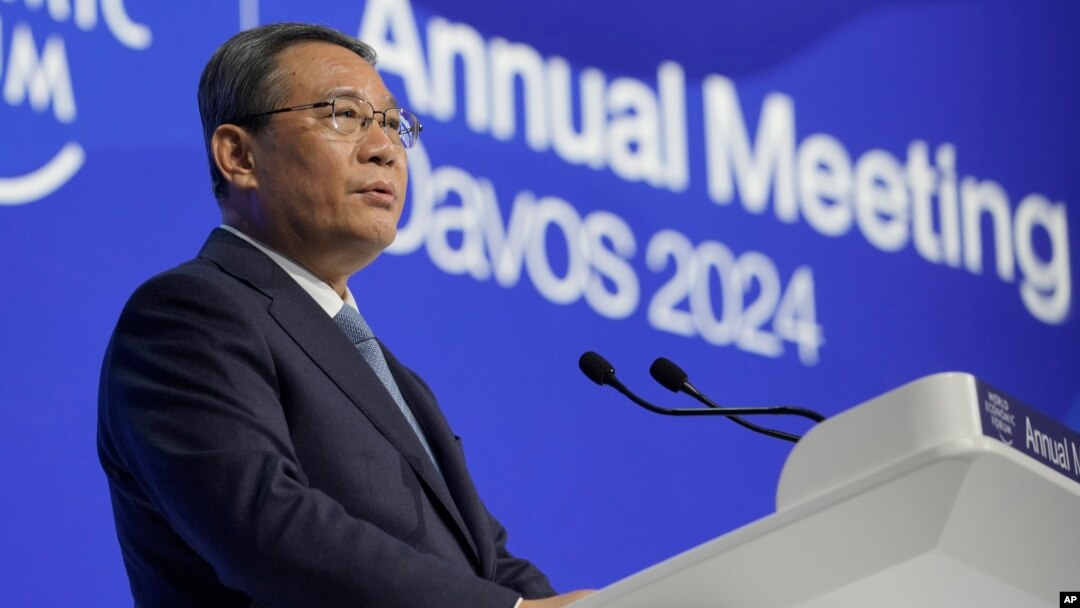 Perdana Menteri China Li Qiang berbicara di hadapan para pemimpin bisnis di Forum Ekonomi Dunia di Davos, Swiss hari Selasa (16/1). 