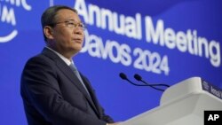 Perdana Menteri China Li Qiang berbicara di hadapan para pemimpin bisnis di Forum Ekonomi Dunia di Davos, Swiss hari Selasa (16/1). 