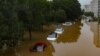 Mobil-mobil terendam air banjir akibat sisa-sisa Topan Doksuri di Beijing, Cina, 1 Agustus 2023. (Foto: Ilustrasi/REUTERS/Thomas Peter)