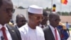 Le président du Conseil de transition du Tchad, Mahamat Idriss Deby Itno (C), arrivant aux célébrations de la 63e fête de l'indépendance à N'Djamena, le 11 août 2023. 