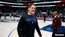 Mark Cuban, propriétaire de Dallas, quitte le terrain après la défaite des Mavericks contre Chicago, USA, le 7 avril 2023. 