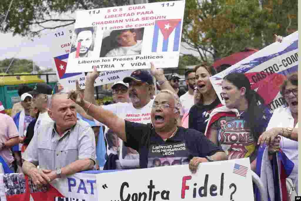 A las afueras del estadio de Miami, cubanos protestaron contra la selección de la isla y pidieron la libertad de presos políticos.&nbsp;