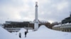 Orang-orang berdiri di area yang tertutup salju di ibu kota Finlandia, Helsinki, 3 Januari 2024, saat cuaca dingin melanda negara tersebut. Finlandia mengalami cuaca terdingin saat ini dengan suhu turun di bawah -32°C di wilayah utara Lapland. (Alessandro RAMPAZZO / AFP)