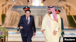 Perdana Menteri Jepang Fumio Kishida dan Putra Mahkota Mohammed bin Salman berjalan beriringan ketika Kishida berkunjung ke Jeddah pada 16 Juli 2023. (Foto: Saudi Press Agency/Handout via Reuters)