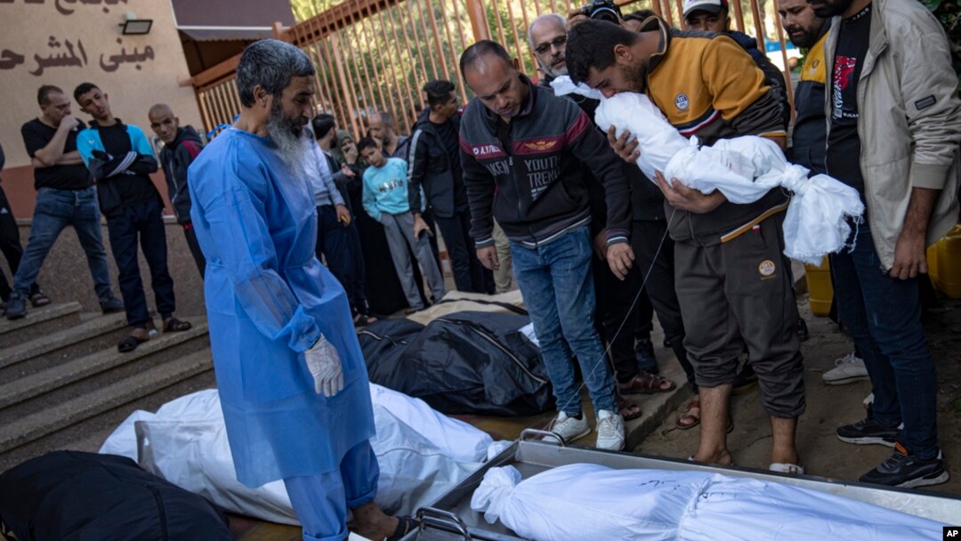 Palestinci žale za svojom rodbinim ubijenom u izraelskom bombardovanju pojasa Gaze, u bolnici u Khan Younisu, 18. novembra 2023.