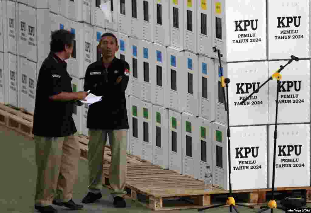 Pengawas KPU Kota Depok berada di Gudang KPU Kota Depok, Rabu (10/1) di Cibinong, Jawa Barat. (VOA/Indra Yoga)