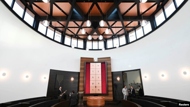 Widok wnętrza przed inauguracją nowo wybudowanej synagogi w Dessau Rosslau, Niemcy, 22 października 2023 r. (Hendrik Schmidt/Pool via Reuters)