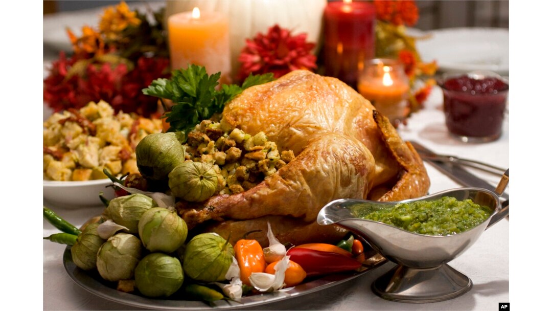 Kalkun asin panggang disajikan di atas meja. Kalkun sering kali diasosiasikan sebagian makanan khas Thanksgiving. (Foto: AP)