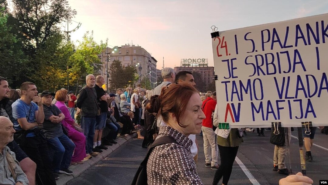 Okupljanje građana pred 24. protest "Srbija protiv nasilja" ispred zgrade parlamenta (foto: FoNet)