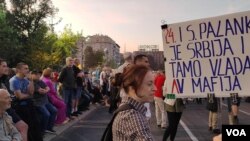 Okupljanje građana pred 24. protest "Srbija protiv nasilja" ispred zgrade parlamenta (foto: FoNet)