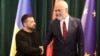 El primer ministro albanés, Edi Rama, a la derecha, da la bienvenida al presidente ucraniano Volodymyr Zelenskyy antes de su reunión en Tirana, Albania, el miércoles 28 de febrero de 2024.