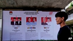 인도네시아 자카르타 시내에 설치된 대통령 선거 입후보자 포스터 앞으로 지난달 22일 보행자가 지나가고 있다. (자료사진)