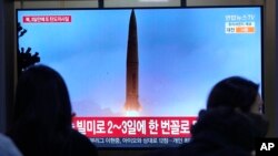 지난 3월 한국 서울역에 설치된 TV에서 북한의 단거리탄도미사일 발사 관련 뉴스가 나오고 있다.