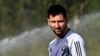 Le joueur de l'Inter Miami CF, l'attaquant argentin Lionel Messi, s'entraîne avec ses coéquipiers lors d'une séance d'entraînement au Florida Blue Training Center à côté du DRV PNK Stadium à Fort Lauderdale, Floride, le 24 janvier 2024. (Photo de CHANDAN KHANNA / AFP)