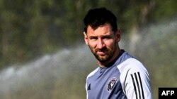 Le joueur de l'Inter Miami CF, l'attaquant argentin Lionel Messi, s'entraîne avec ses coéquipiers lors d'une séance d'entraînement au Florida Blue Training Center à côté du DRV PNK Stadium à Fort Lauderdale, Floride, le 24 janvier 2024. (Photo de CHANDAN KHANNA / AFP)