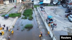 Imagen del canal de Aguas Verdes que marca la frontera peruana con Ecuador, en Aguas Verdes, Perú, el 31 de marzo de 2023.