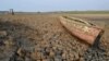 FILE - Perahu kayu terperangkap di dam Dawuhan, Madiun, Jawa Timur. (Photo: Siswowidodo/Antara via Reuters)