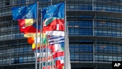 资料照片: 2022年2月15日欧洲议会外的欧洲旗帜